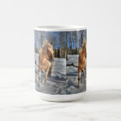 うれしそうなパロミノピントの馬と雪 コーヒーマグカップ (中央)