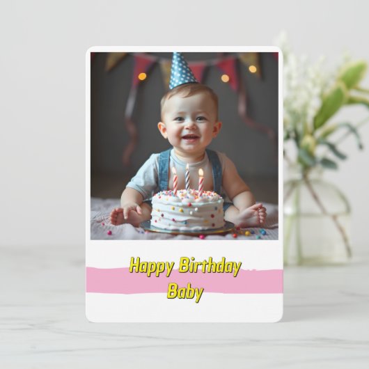うれしそうなベビー誕生日カード – インスタントダウンロード 招待状 (スタンド正面)