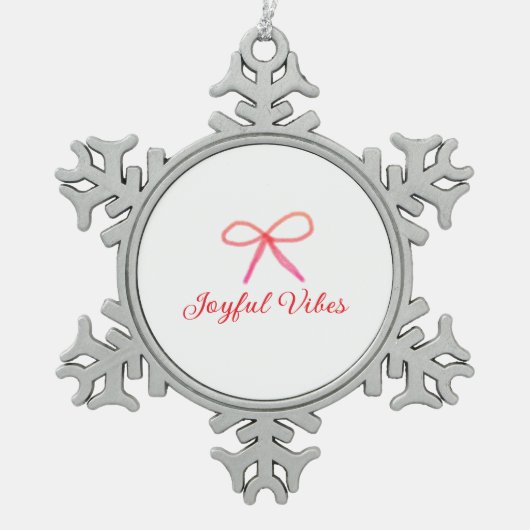 うれしそうな雰囲気クリスマスRED BOW休日の家族名 スノーフレークピューターオーナメント (正面)