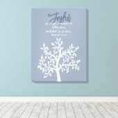 うれしそうな青い聖書の詩とシンプルの木 キャンバスプリント (インサイチュ (ウッドフロア))