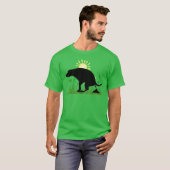 うんこをする犬の「Nature Calls」デザイン Tシャツ (正面フル)