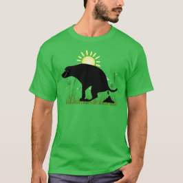 うんこをする犬の「Nature Calls」デザイン Tシャツ