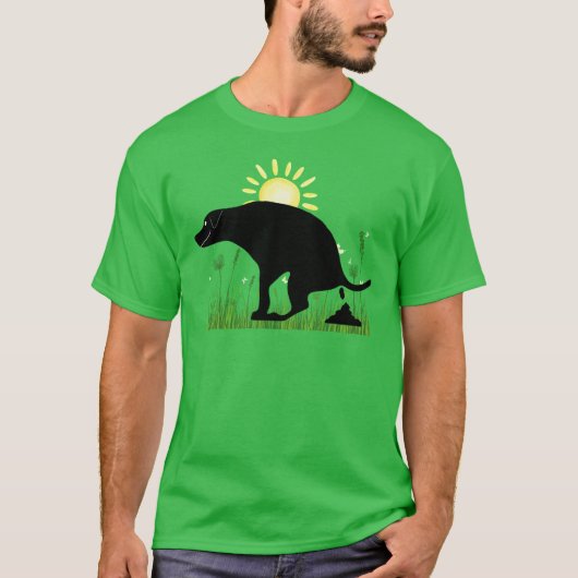 うんこをする犬の「Nature Calls」デザイン Tシャツ (正面)