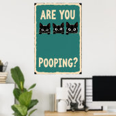 うんちをする3匹の黒猫がのぞいている ポスター (ホームオフィス)