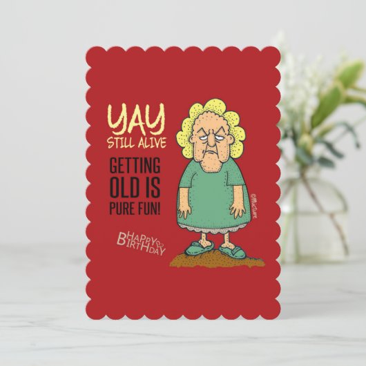 うん、まだ生きている – 不機嫌な老婦人の誕生日 カード (スタンド正面)