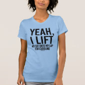 ええ私は抱きしめることのための私のラップに私の猫を持ち上げます Tシャツ (正面)