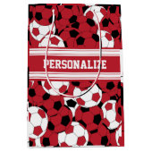 えんじ色のサッカーボールのコラージュ ミディアムペーパーバッグ (正面)