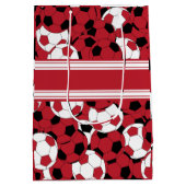 えんじ色のサッカーボールのコラージュ ミディアムペーパーバッグ (裏面)