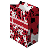 えんじ色のサッカーボールのコラージュ ミディアムペーパーバッグ (裏面アングル)