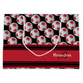 えんじ色のサッカーボールを個人化して下さい ラージペーパーバッグ (正面)