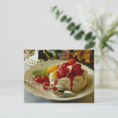 おいしいイチゴ、ラズベリー、ピーチショートケーキ ポストカード (スタンド正面)