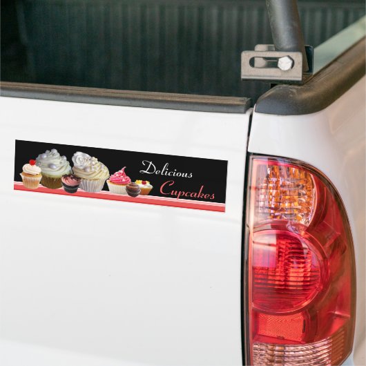 おいしいカップケーキ誕生日パーティー、赤ピンクの黒 バンパーステッカー (トラック上)