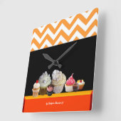 おいしいカラフルカップケーキデザートショップオレンジシェブロン スクエア壁時計 (傾斜)