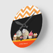 おいしいカラフルカップケーキデザートショップオレンジシェブロン ラウンド壁時計 (傾斜)