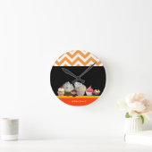 おいしいカラフルカップケーキデザートショップオレンジシェブロン ラウンド壁時計 (ホーム)