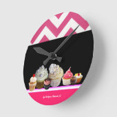 おいしいカラフルカップケーキデザートショップピンクシェブロン ラウンド壁時計 (傾斜)