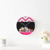 おいしいカラフルカップケーキデザートショップピンクシェブロン ラウンド壁時計 (ホーム)