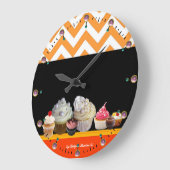 おいしいカラフルカップケーキ砂漠ショップオレンジシェブロン ラージ壁時計 (傾斜)
