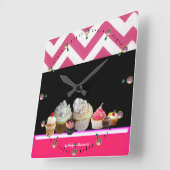おいしいカラフルカップケーキ砂漠ショップピンクシェブロン スクエア壁時計 (傾斜)