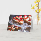 おいしいストロベリーカップケーキのデザート カード (黄色い花)