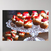 おいしいストロベリーカップケーキのデザート ポスター (正面)