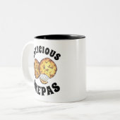 おいしいチーズメイズアレパ南米の食べ物 ツートーンマグカップ (正面左)