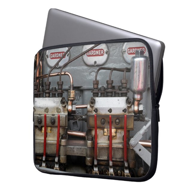 おいしいディーゼル ラップトップスリーブ (正面左)