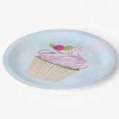 おいしいピンクのカップケーキベリーの上 ペーパープレート (アングル)