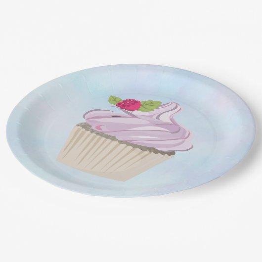 おいしいピンクのカップケーキベリーの上 ペーパープレート (アングル)