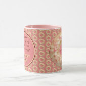 おいしいピンクの散水ドーナツのパターンとおもしろい引用文 マグカップ (中央)