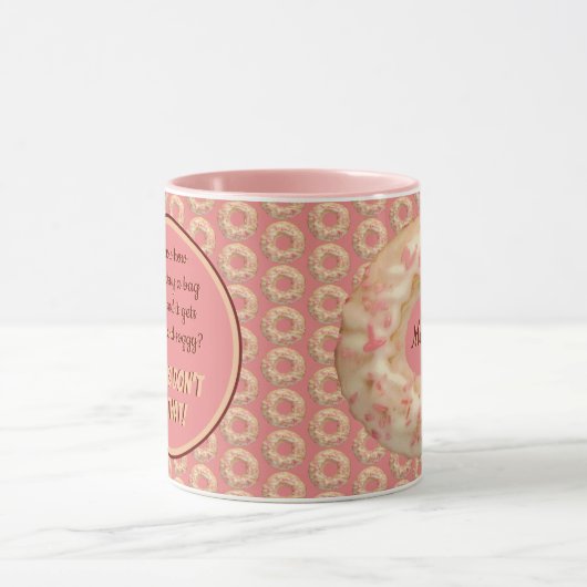おいしいピンクの散水ドーナツのパターンとおもしろい引用文 マグカップ (中央)