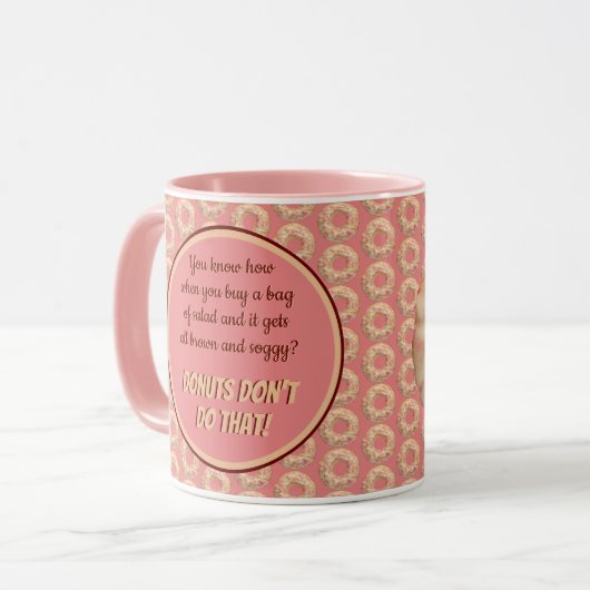 おいしいピンクの散水ドーナツのパターンとおもしろい引用文 マグカップ (正面左)