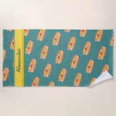 おいしいホットドッグの漫画の食べ物 – あなたの名前 ビーチタオル (正面)