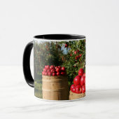 おいしい健康な赤りんご収穫 マグカップ (正面左)