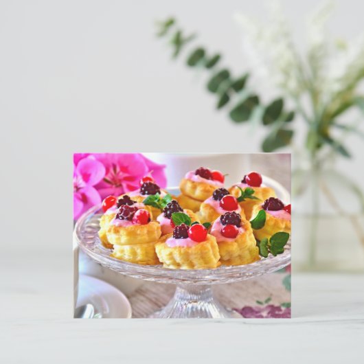 おいしい赤いベリーケーキパフペーストリアデザート ポストカード (スタンド正面)