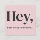 おいモダンミニマルはっきりしたタイポグラフィQRコードピンク スクエア名刺 (正面)