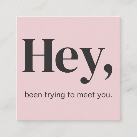 おいモダンミニマルはっきりしたタイポグラフィQRコードピンク スクエア名刺 (正面)