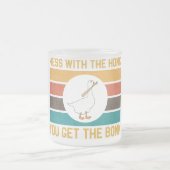 おおもしろい尻をガチャガチャとばす フロストグラスマグカップ (中央)