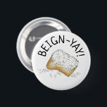 おおーい!ニューオーリンズノーラベイグネットペストリーグルメ 缶バッジ<br><div class="desc">ボタンデザインは、糖質のビーグネット菓子のオリジナルマーカーイラストレーションを特徴とし、おもしろいフォントにBEIGN-YAYを含む。このイラストレーションは、パーティー製品の調整や装飾を含む他の製品でも利用可能である。あなたは何を探しているか分からない?カスタマイ救済ズが必要な場合連絡お前のために何かデザインを持って。</div>