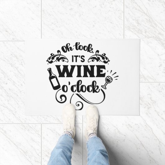 おお見て、ワインの時だ」おもしろいTシャツ ドアマット (室内)
