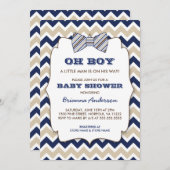 おお！男子ベビーシャワーのためのネイビー、タン、ブラウンのシェブロンの蝶ネクタイ 招待状 (正面/裏面)