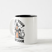 おかしいお化け屋敷のマグカップ – 「Shut Your Front Door」 ツートーンマグカップ (正面左)