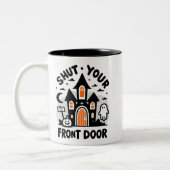 おかしいお化け屋敷のマグカップ – 「Shut Your Front Door」 ツートーンマグカップ (左)