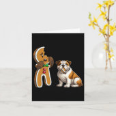 おかしいイギリスブルドッグ犬がジンジャーブレッドをかむ メリー カード (黄色い花)