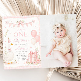 おかしいガチョウのピンクの花柄 1歳の誕生日写真 招待状