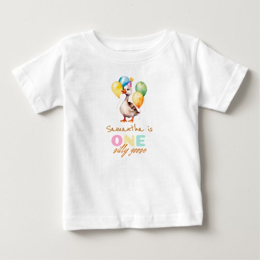 おかしいガチョウの女の子 ピンクの1歳の誕生日 ベビーTシャツ (正面)