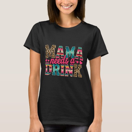 おかしいママはビールワイン愛好家ママのための飲み物を必要とします Tシャツ (正面)