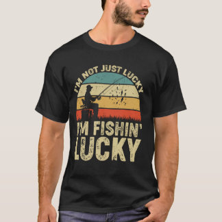 おかしい釣りヴィンテージ私は単なるラッキーじゃない Tシャツ