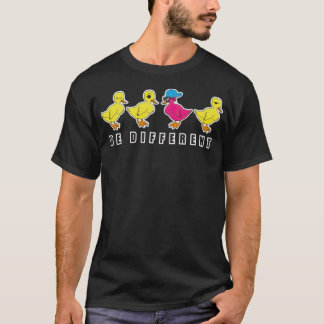 おかしい黄色いあひるたちよ、違う存在であれ。動物の犬プリンよ。 Tシャツ