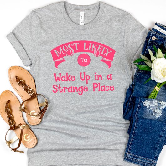 おかしい  最高の独身最後の夜  奇妙な場所で目覚める可能性が最も高い Tシャツ